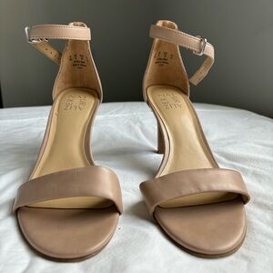 Naturalizer Nude Tan Heels Size 8